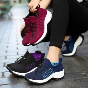 Gorgeous flat platform sneakers with breathable mesh and laces for women.